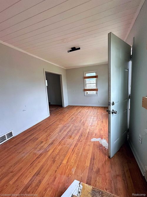 21576 Sunset Ave, Warren, MI, 48091-4683 | Card Image