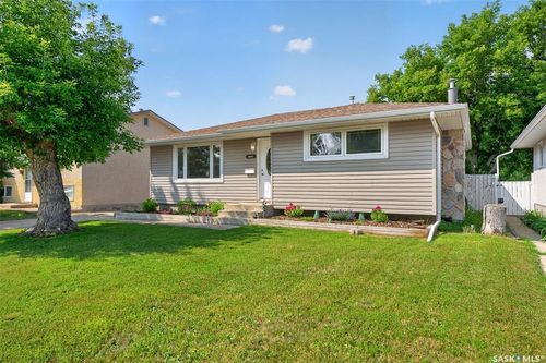 1314 Vaughan St, House with 3 bedrooms, 2 bathrooms and 2 parking in Moose Jaw SK | Card Image