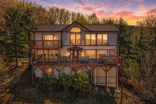 124 W Blueberry Ln, Beech Mountain, NC, 28604-8236 | Card Image