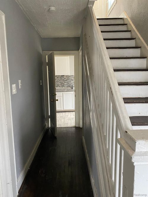 8248 Roselawn St, Detroit, MI, 48204-3211 | Card Image