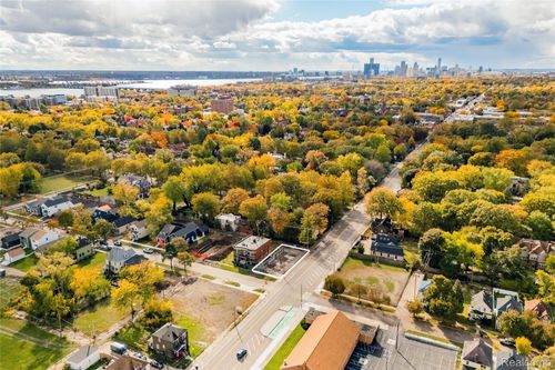 8646 Kercheval St, Detroit, MI, 48214-2839 | Card Image