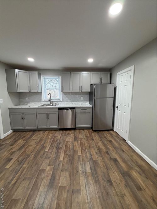 11 Haab Ave, Babylon, NY, 11702-2010 | Card Image