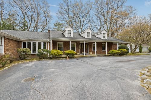 300 Twin River Rd, Lincoln, RI, 02865-5033 | Card Image