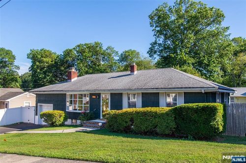 142 Manhattan Ave, Waldwick, NJ, 07463-2208 | Card Image