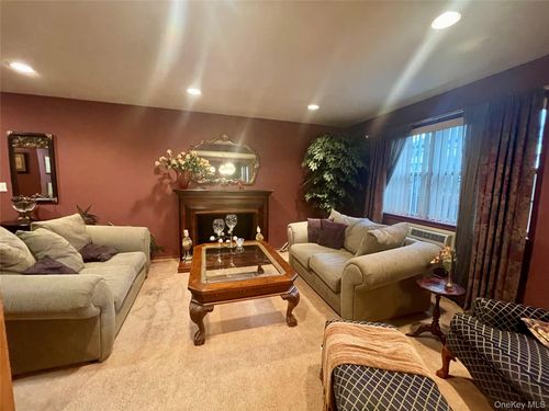 77 Parkside Dr, Suffern, NY, 10901-7825 | Card Image