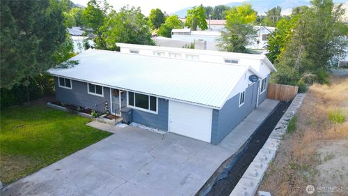 915 19th Ave, Oroville, WA, 98844-9325 | Card Image