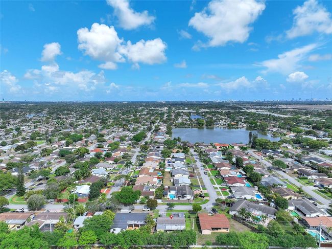 700 Nw 88 Th Ter, House other with 3 bedrooms, 2 bathrooms and null parking in Pembroke Pines FL | Image 34