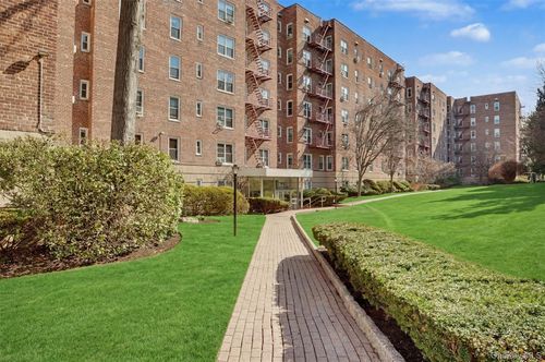 c67-1300 Midland Ave, Yonkers, NY, 10704-1425 | Card Image