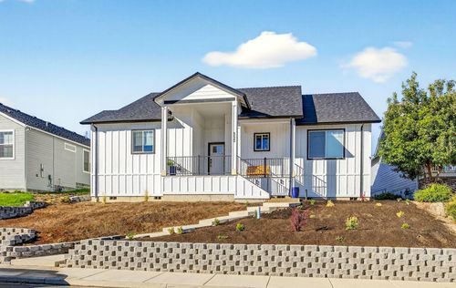 990 Win Way, Eagle Point, OR, 97524-6617 | Card Image