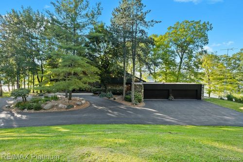 2095 Brighton Shores Trl, Howell, MI, 48843-7491 | Card Image