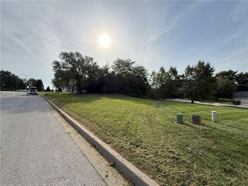 12021 Nw Country Club Ct, Parkville, MO, 64152-1493 | Card Image