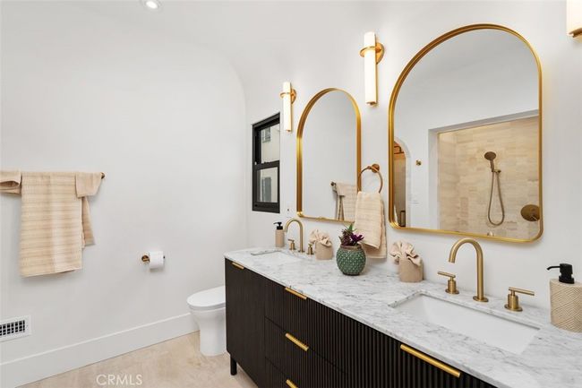 BOTTOM UNIT PRIMARY RESTROOM | Image 21