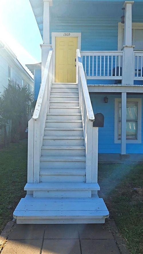 1309 Avenue N, Galveston, TX, 77550-8229 | Card Image