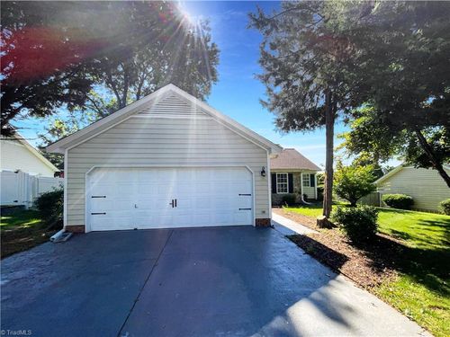 1525 Fiddlers Knoll Dr, Kernersville, NC, 27284-7697 | Card Image