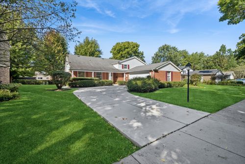 3220 N Volz Dr W, Arlington Heights, IL, 60004-1646 | Card Image