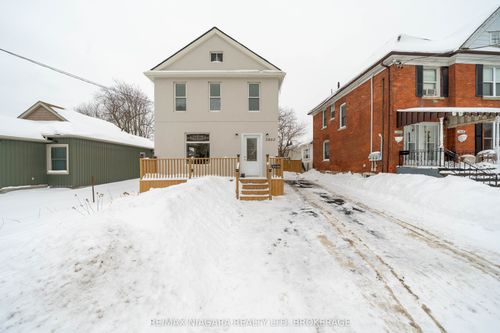 5802 Peer St, Niagara Falls, ON, L2G1X2 | Card Image