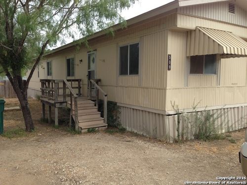 509 Elm St, Jourdanton, TX, 78026-3511 | Card Image