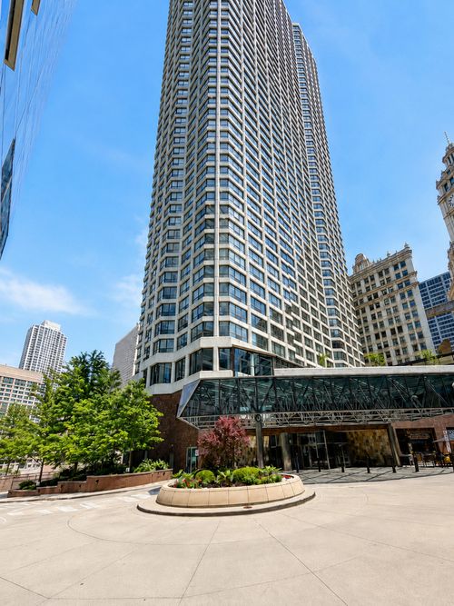 4704-405 N Wabash Ave, Chicago, IL, 60611-5690 | Card Image