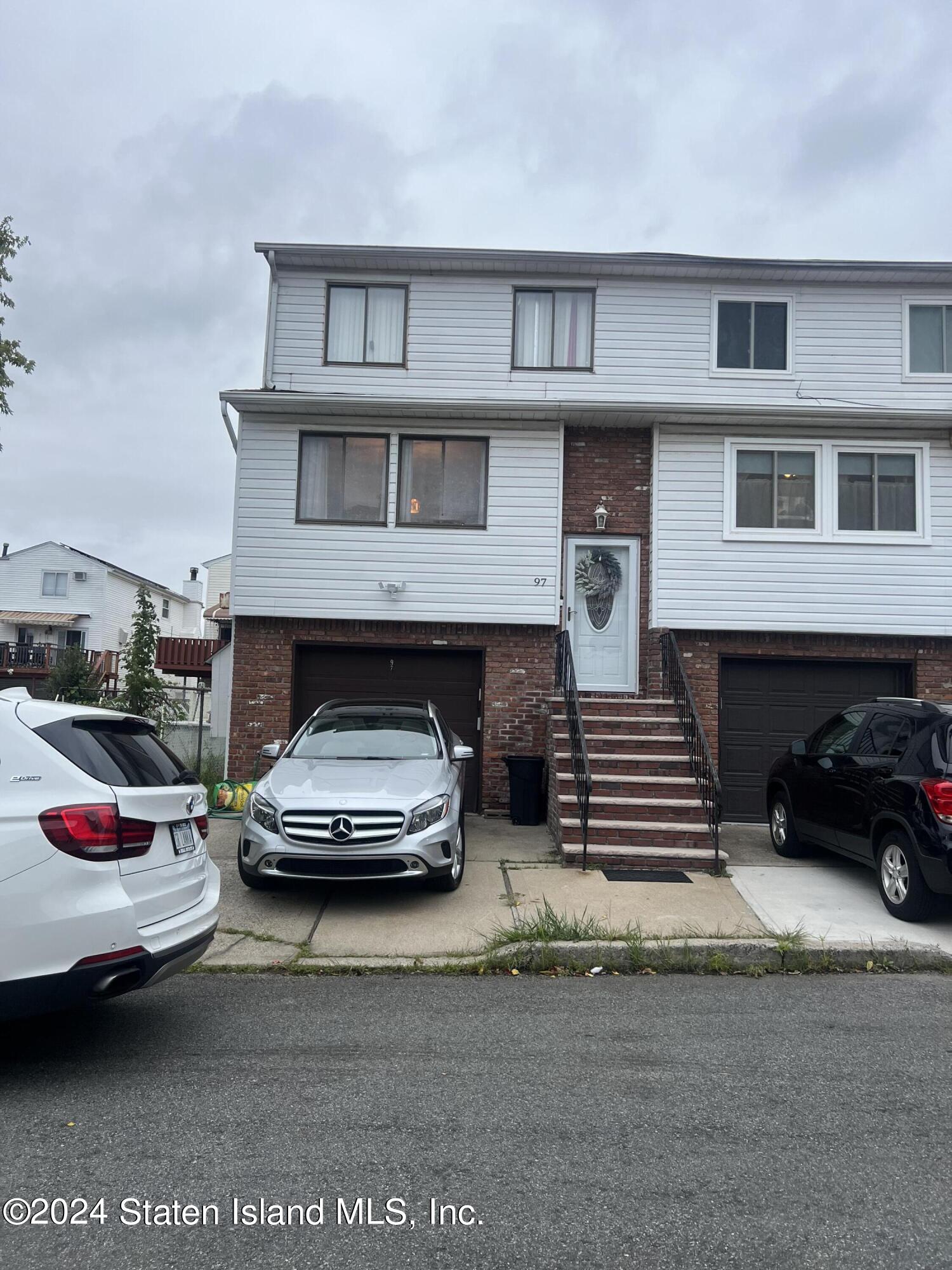 Country Dr, Staten Island, NY 10314