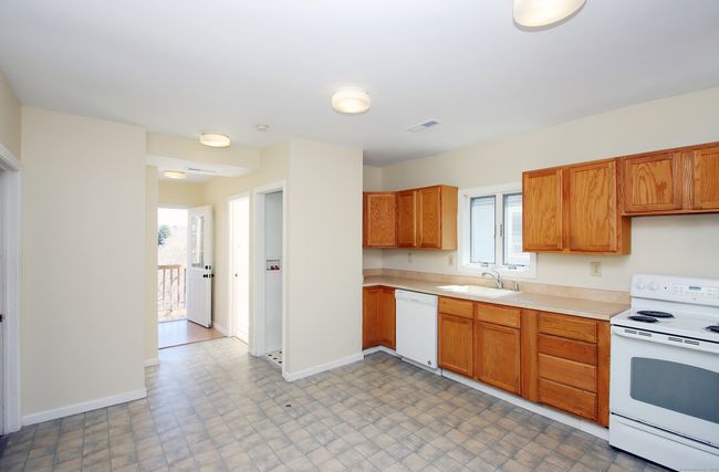 24 Burr Ave, Home with 6 bedrooms, 3 bathrooms and null parking in Middletown CT | Image 4