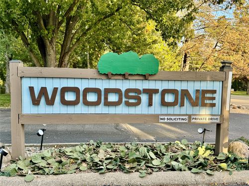 190 Woodstone Rd, Waterford, MI, 48327-1765 | Card Image