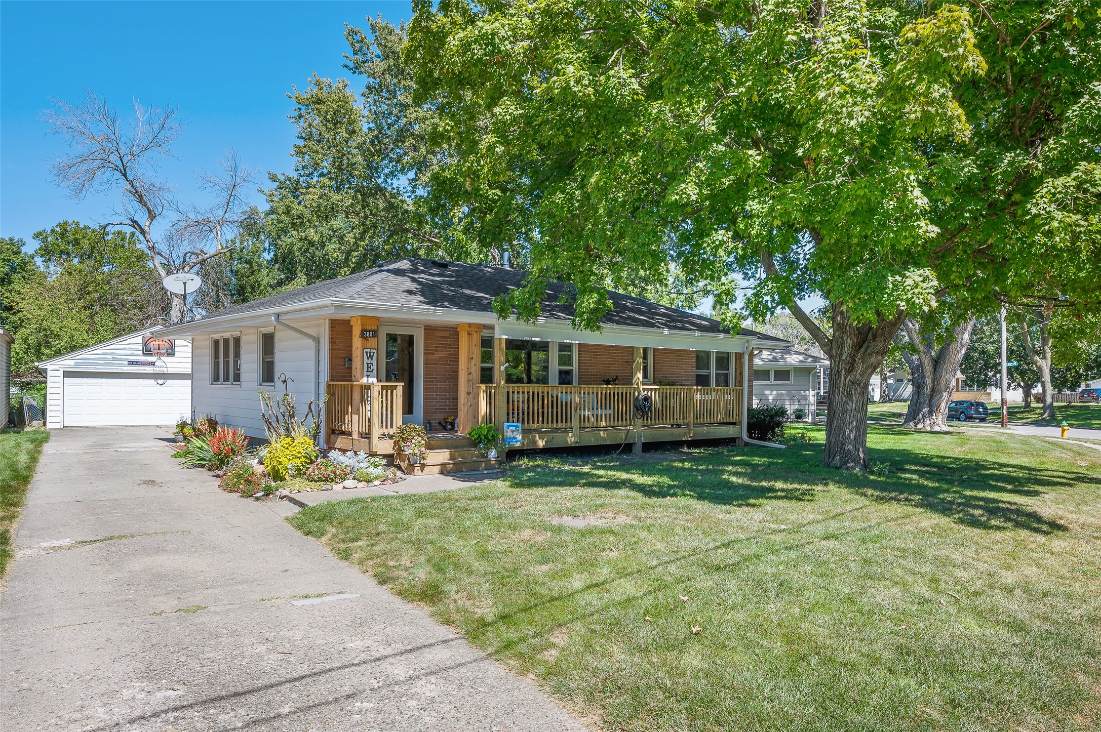 Crestwood Rd, Des Moines, IA 50310