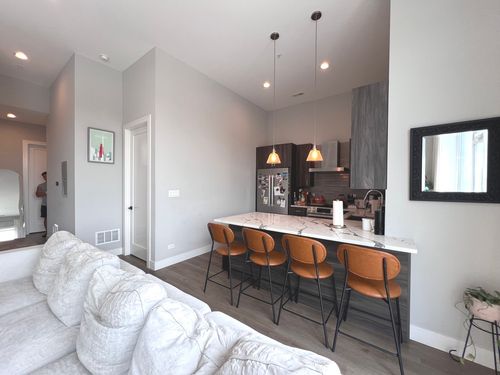 4g-2423 Fullerton Ave, Chicago, IL, 60647-2484 | Card Image