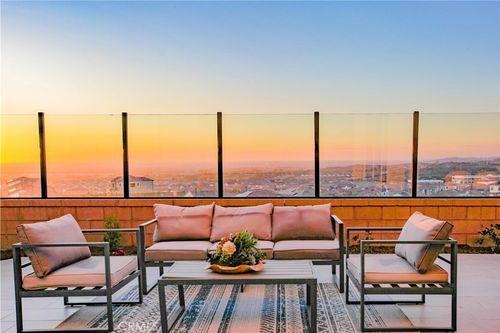 137 Oakstone, Irvine, CA, 92618-3552 | Card Image