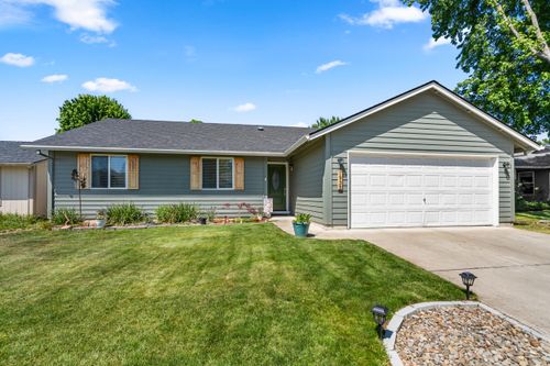 1935 Walnut Grove Ln, Central Point, OR, 97502-3559 | Card Image
