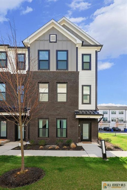 121-228 Peyton Place, New Brunswick, NJ, 08901 | Card Image