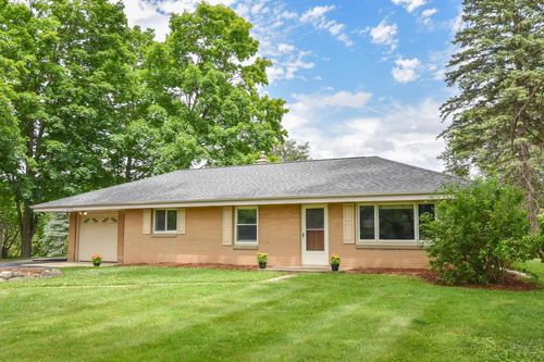W156N8028 Pilgrim Road, Menomonee Falls, WI, 53051 | Card Image