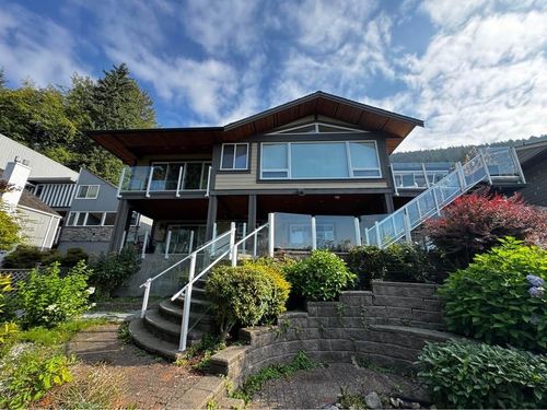 garden-level-5173 Redonda Dr, North Vancouver, BC, V7R3K1 | Card Image