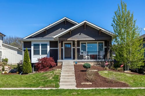 670 Holmes St, Bettendorf, IA, 52722-4747 | Card Image