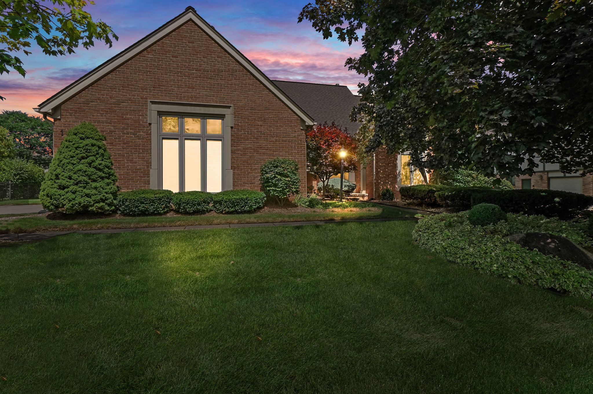 Hallmark Dr, Troy, MI 48098