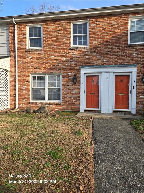 4 Towne Square Dr, Newport News, VA, 23607-1527 | Card Image