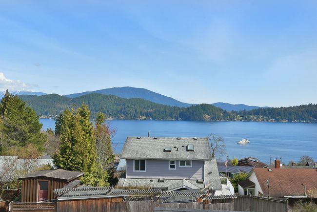 644 Gibsons Way, House other with 4 bedrooms, 4 bathrooms and null parking in Gibsons BC | Image 2
