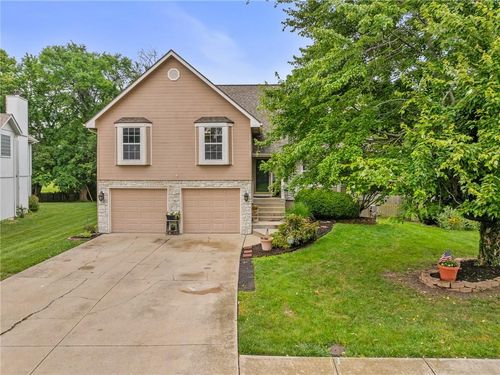 1229 Se Princeton Dr, Lee's Summit, MO, 64081-3160 | Card Image