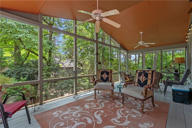 Large screened in porch | Image 27