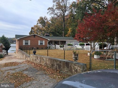 18306 Possum Point Rd, DUMFRIES, VA, 22026-2817 | Card Image