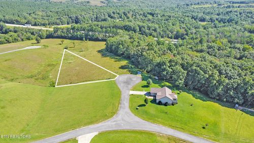 32 Estate Way, Crossville, TN, 38555-3305 | Card Image