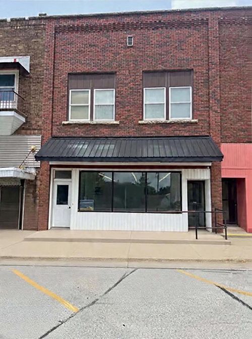 118 W Center St, Monona, IA, 52159-8224 | Card Image