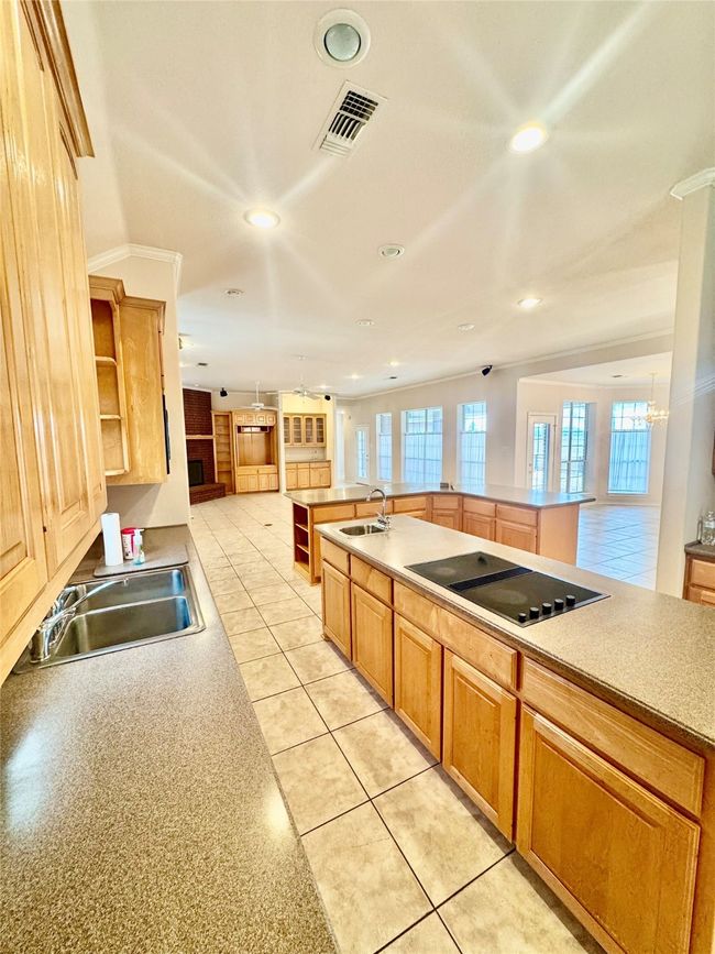 Tons of storage, cabinet and counter space | Image 6