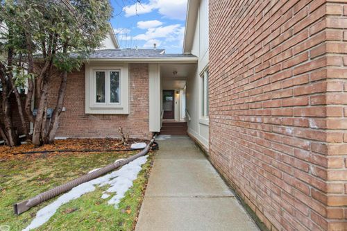 5605 Hillcrest Cir W, West Bloomfield, MI, 48322-1277 | Card Image