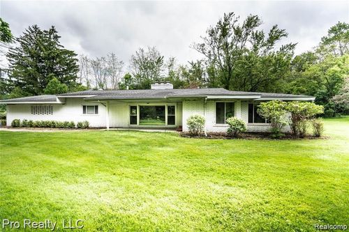 3975 Brookside Dr, Bloomfield Hills, MI, 48302-1510 | Card Image