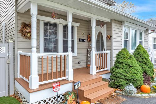 84 Cedar St, Islip, NY, 11751-2231 | Card Image