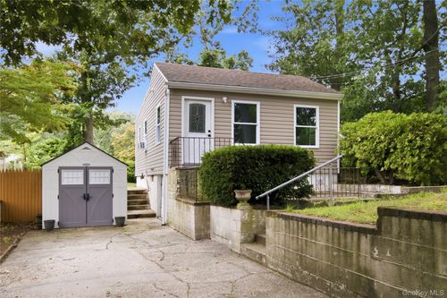 34 Whitestone Road, Brookhaven, NY, 11789 | Card Image