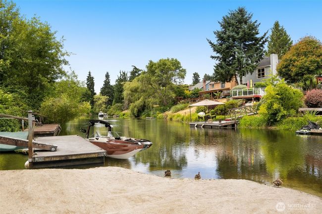 A short 25 minute boat ride to Lake Washington! Surf boat added for illustrative purposes only. | Image 29