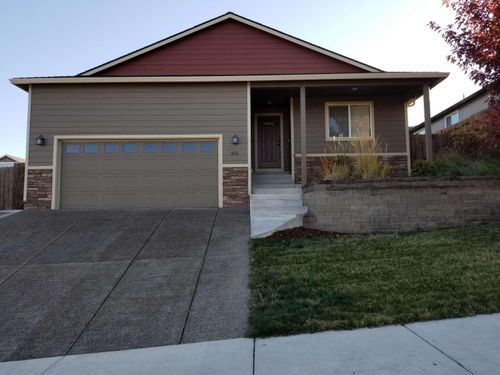 911 Stonewater Dr, Eagle Point, OR, 97524-9072 | Card Image