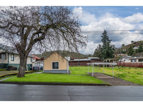 1047 Ne Walnut St, Roseburg, OR, 97470-5124 | Card Image