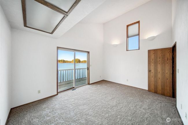 Upper office with balcony. | Image 16